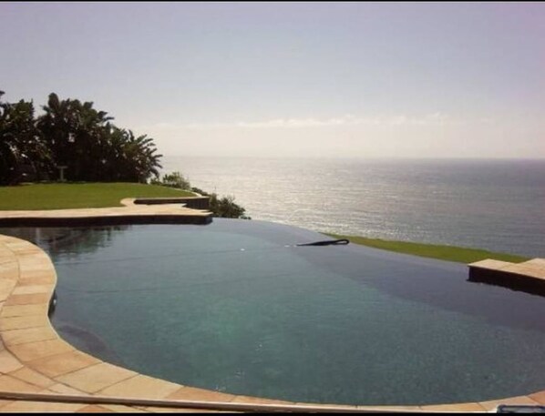 Outdoor pool, pool umbrellas, pool loungers - Luxury Beach Apartments (aManzimtoti)