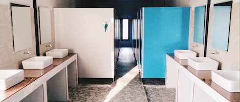 Shower, free toiletries, towels