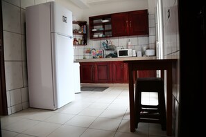 Comfort Double Room (Le Point Depart) | Shared kitchen | Fridge, microwave, oven, stovetop - Le Buffle Noir Douala (Douala)