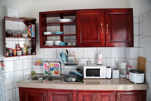 Comfort Double Room (Le Point Depart) | Shared kitchen - Le Buffle Noir Douala (Douala)