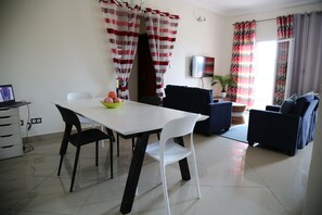 Comfort tweepersoonskamer (Le Point Depart) | Woonkamer | Plasmatelevisie