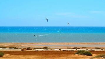 Pantai di sekitar dan handuk pantai