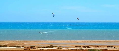 Playa en los alrededores y toallas de playa