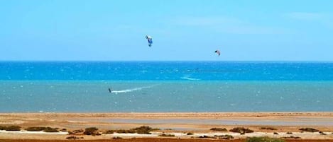 Pantai di sekitar dan handuk pantai