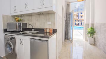 Poolside, Patio, Washing Machine, Kitchenette | Tiba Resort P4 | Pemandangan dari kamar