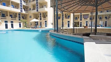 4 kolam renang outdoor, dengan payung kolam renang dan kursi berjemur