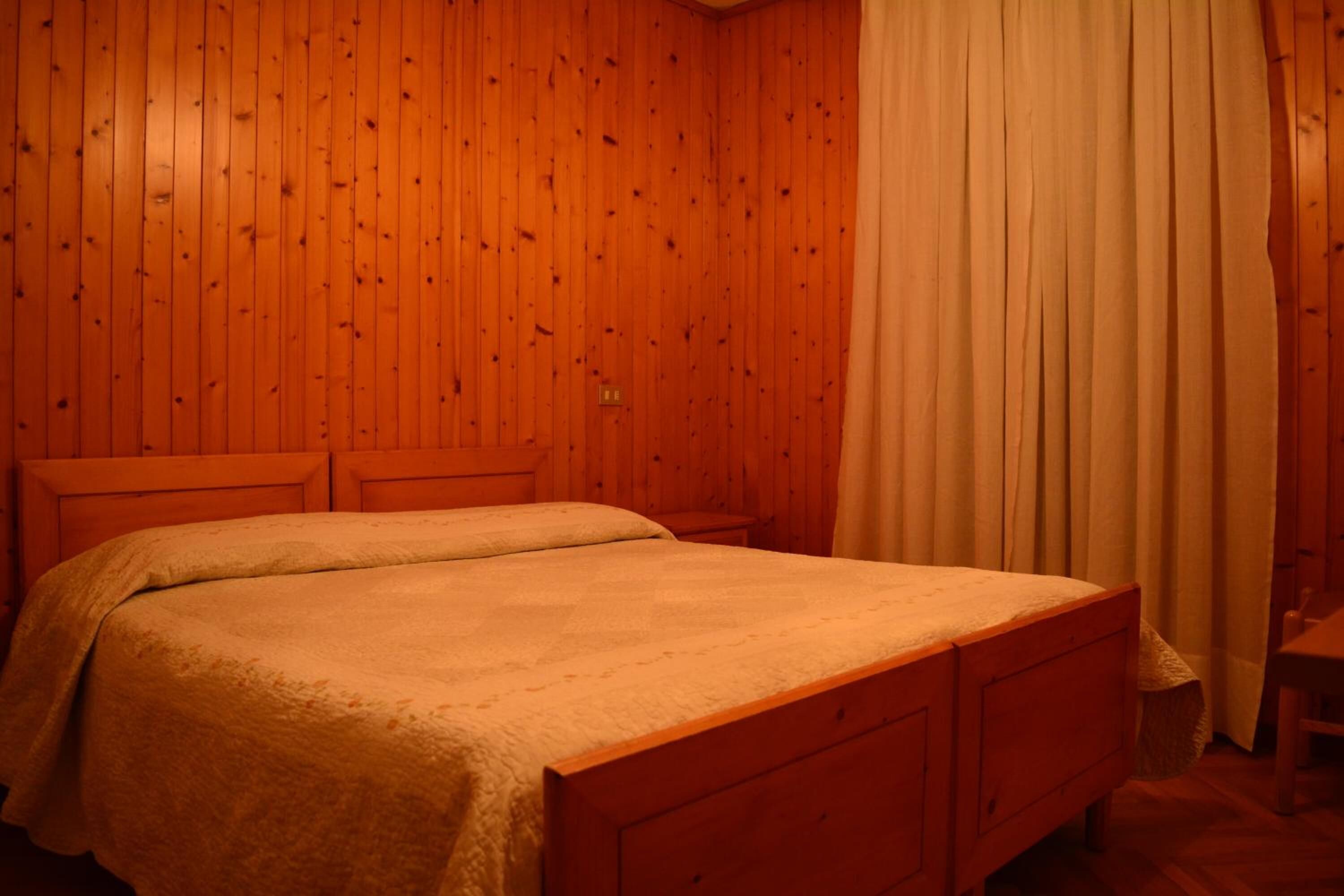 blackout curtains, free wifi, bed sheets