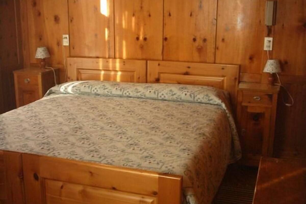 blackout curtains, free wifi, bed sheets