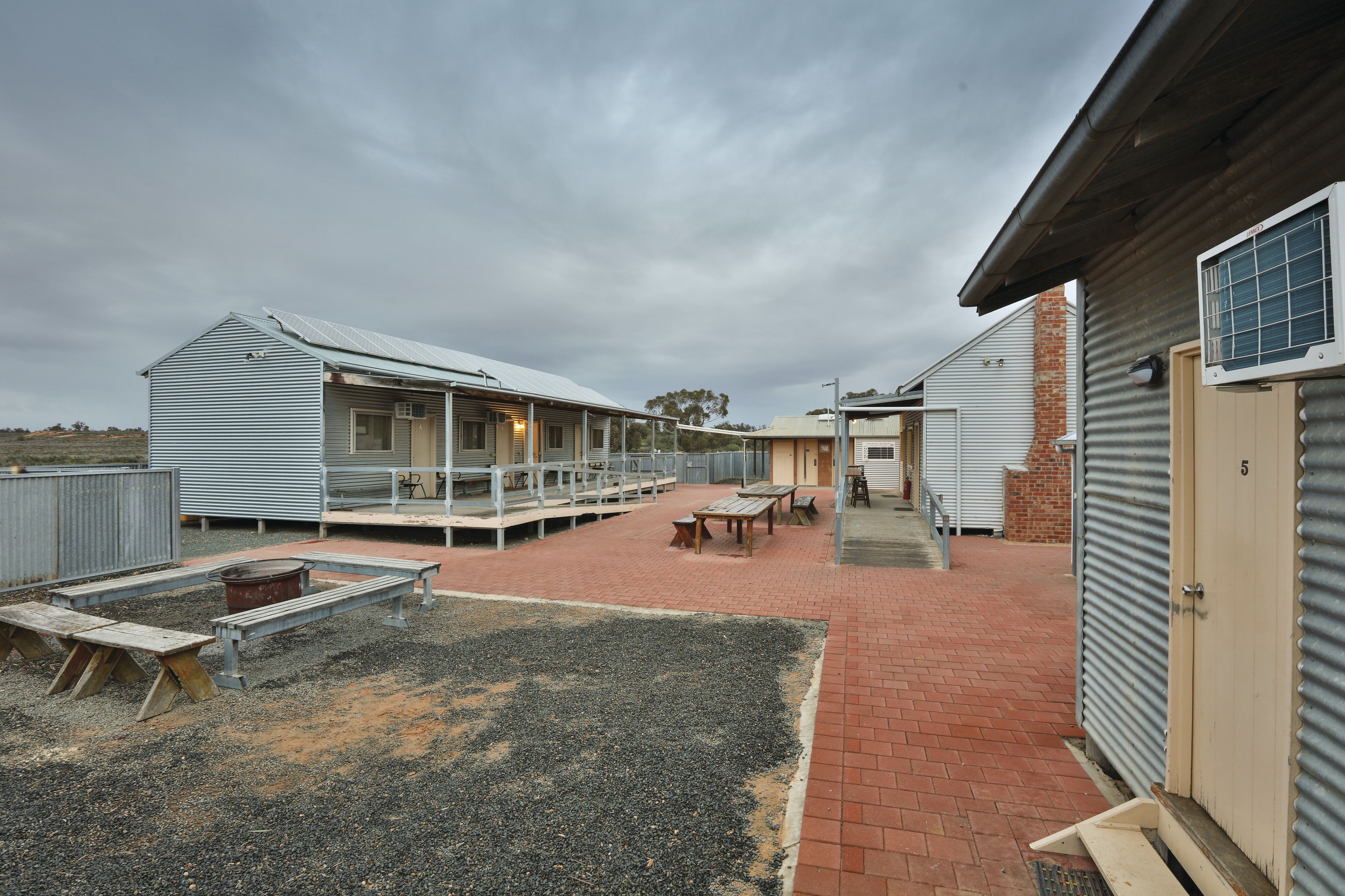 المنطقة المحيطة بالمنشأة