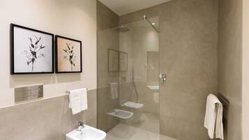 Suite monolocale Basic | Bagno | Doccia, soffione a pioggia, set di cortesia gratuito, asciugacapelli