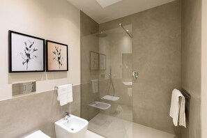 Suite estudio básica | Baño | Ducha y cabezal de ducha tipo lluvia