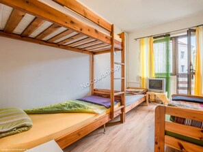 家庭四人房, 公共浴室 (1P2) | 遮光窗帘、折叠床/加床（额外收费）、床单