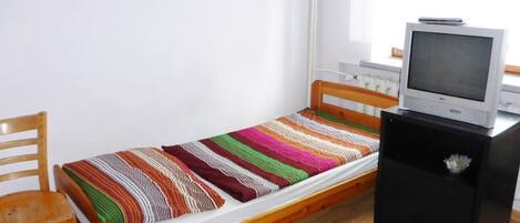 Family Room, Shared Bathroom (2P3) | Blackout drapes, rollaway beds, bed sheets