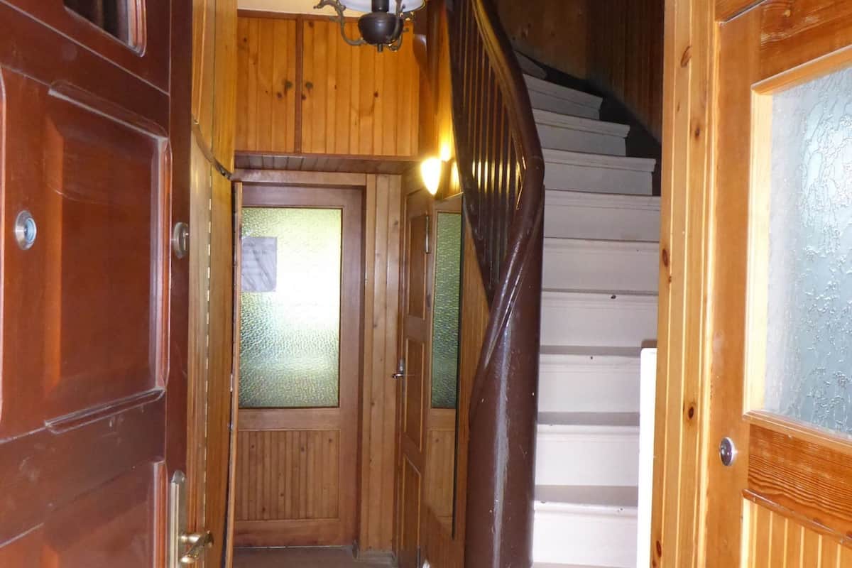 1 bedroom, blackout drapes, rollaway beds, bed sheets