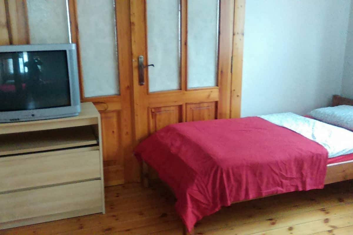 Family Room, Shared Bathroom (02) | 1 bedroom, blackout drapes, rollaway beds, bed sheets