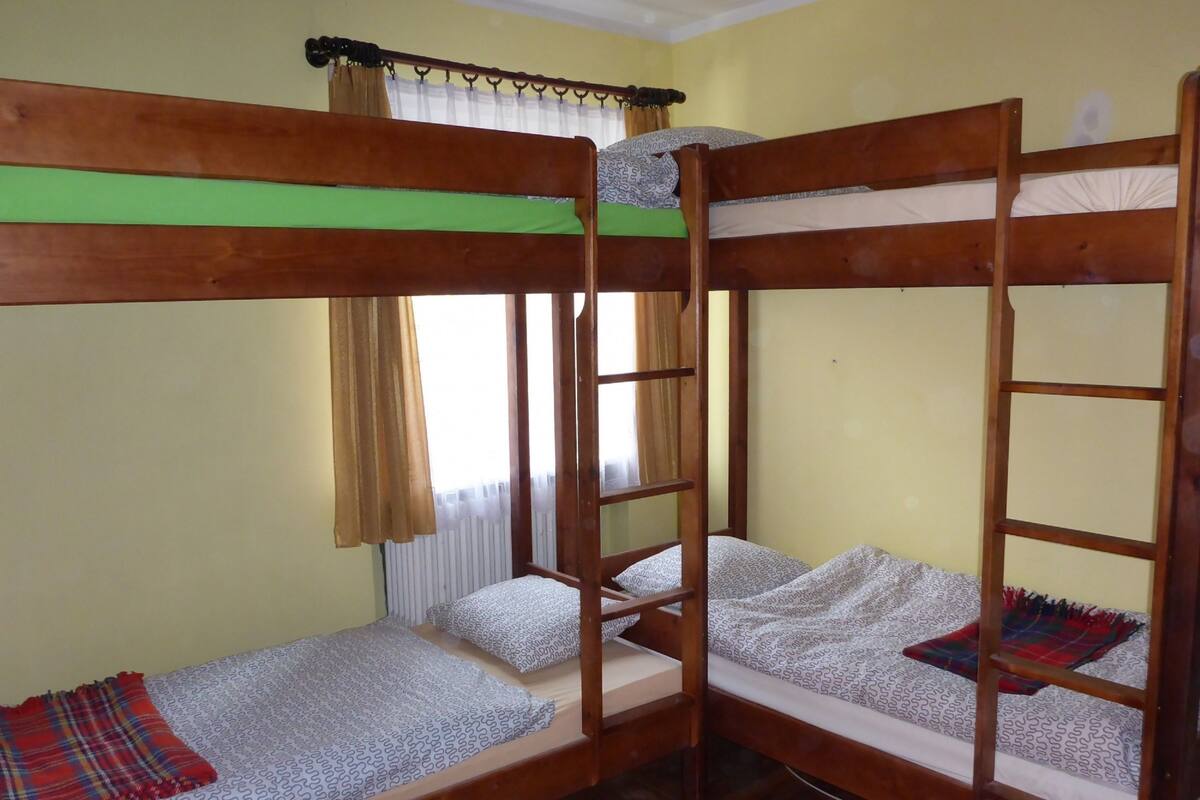 Chambre Familiale, salle de bains commune (04)