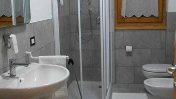 Comfort-Vierbettzimmer | Badezimmer