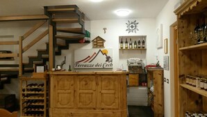 Una cocina rústica con armarios de madera, una estantería para vinos y una cafetera.