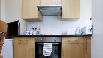 Studio, Ensuite, Garden View (RP3) | Private kitchenette