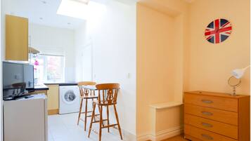 Studio, Ensuite, Garden View (RP3) | Private kitchenette