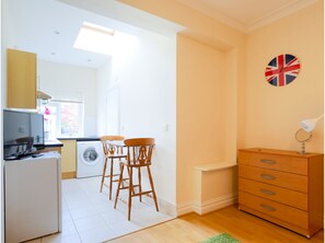 Estudio, baño en la habitación, vista al jardín (RP3) | Cocineta privada