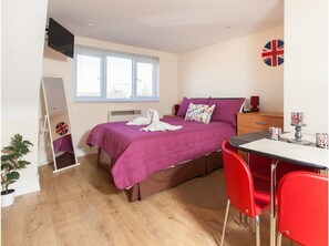 Estudio, baño en la habitación, vista al jardín (RP7)