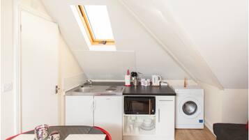 Studio, Ensuite, Garden View (RP7) | Private kitchenette