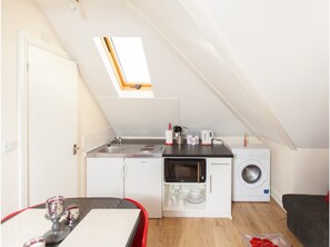 Private kitchenette - Russland Apartments (Harrow)