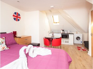 Estudio, baño en la habitación, vista al jardín (RP7) | Cocineta privada