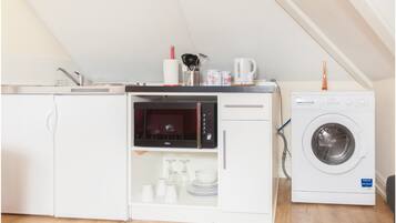 Studio, Ensuite, Garden View (RP7) | Private kitchenette