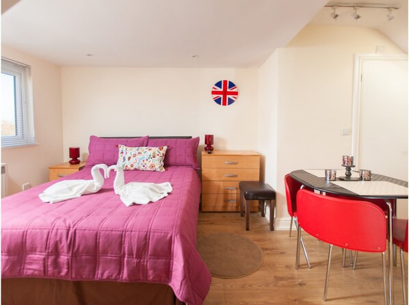 Estudio, baño en la habitación, vista al jardín (RP7)