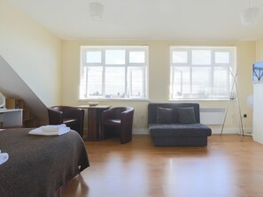 Restaurant - Beautiful Studio Flat in Harrow 42c (Harrow)