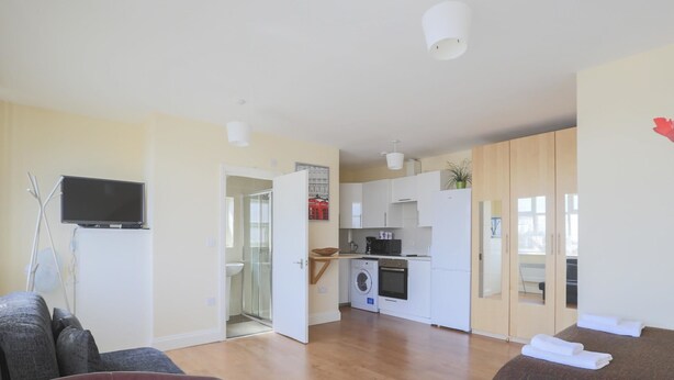 Unclassified image, 1 of 15, button - Beautiful Studio Flat in Harrow 42c (Harrow)