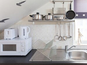 Restaurant - One Bedroom Flat in Harrow 64e (Harrow)