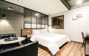 Premium-Zimmer | Hochwertige Bettwaren, Schreibtisch, kostenloses WLAN