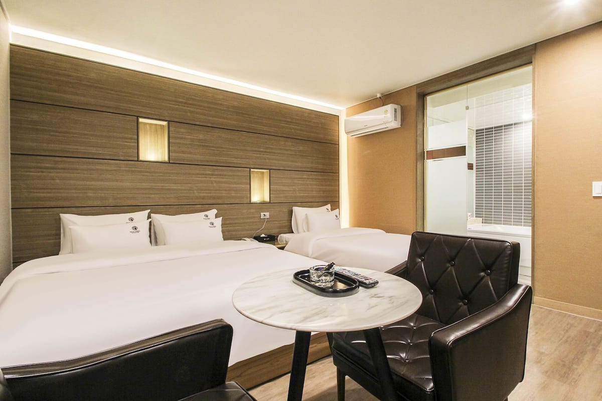 Ropa de cama de alta calidad, escritorio y wifi gratis