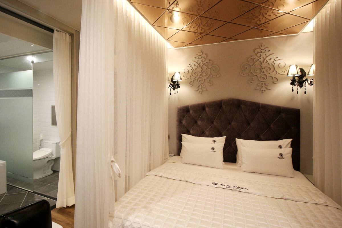 Premium bedding, desk, free WiFi