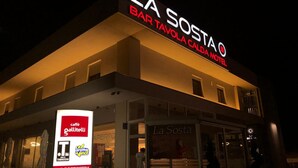 Un edificio con un letrero que dice "LA SOSTA BAR TAVOLA CALDA MOTEL".