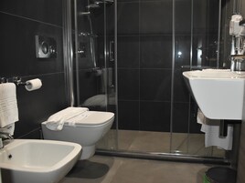 Dusch, gratis toalettartiklar, hÄrtork och badrock