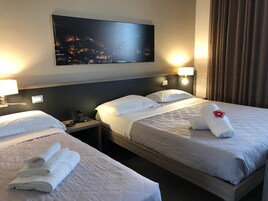Biancheria da letto di alta qualità, una scrivania, insonorizzazione