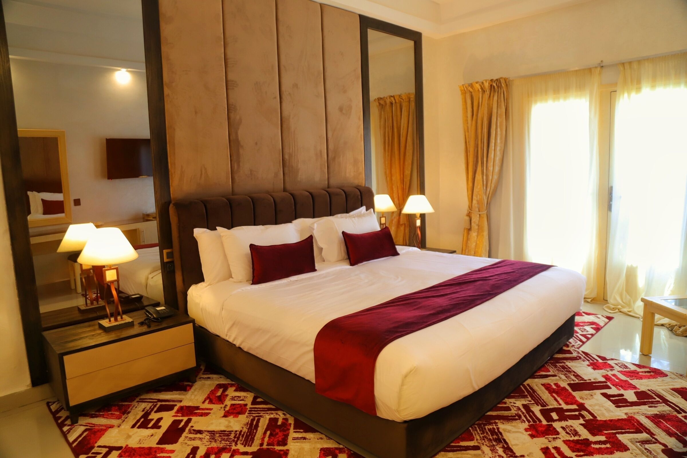 Ylelliset vuodevaatteet, memory foam -patjalliset sängyt