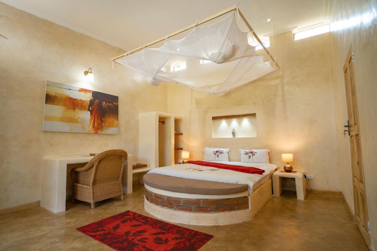 Deluxe Double Room, 1 Bedroom, Pool Access | Meja, ruang kerja komputer riba, kalis bunyi, Wi-fi percuma 