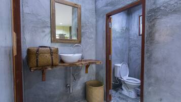 Phòng đôi Deluxe | Phòng tắm | Buồng tắm vòi sen, đồ dùng nhà tắm miễn phí, khăn tắm