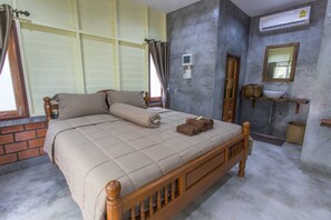 Blackout curtains, rollaway beds, free WiFi, wheelchair access - P's Cottage (Trang)