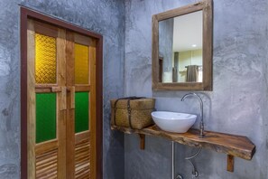 Dusche, kostenlose Toilettenartikel, Handtücher
