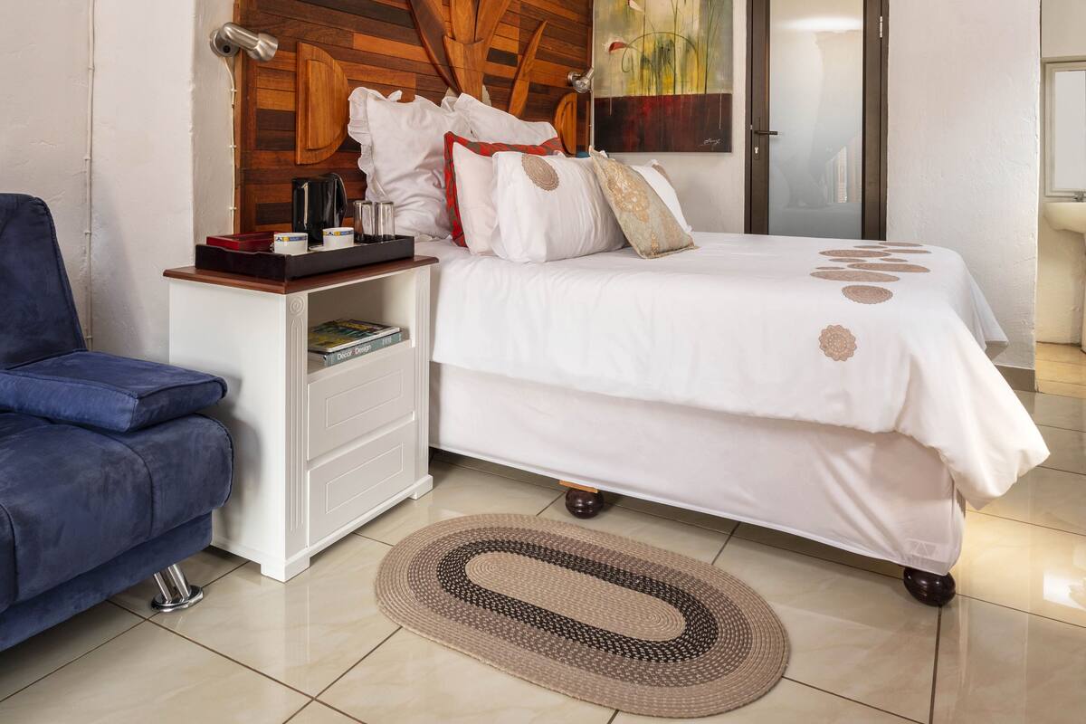 Standard Room | Desk, iron/ironing board, WiFi (free), individually decorated