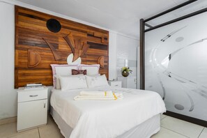 Individually decorated, individually furnished, desk, iron/ironing board - SelaMod Village guest House (Chaneng)