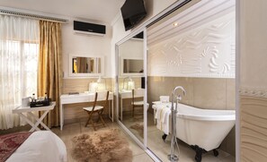 Deluxe Room | Individually decorated, individually furnished, desk, iron/ironing board - SelaMod Village guest House (Chaneng)