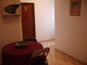 Refrigerador, microondas, tetera/pava eléctrica, utensilios de cocina