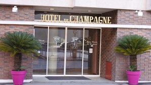 A hotel entrance with a sign reading "HOTEL DE CHAMPAGNE." - Hôtel de Champagne (Epernay)